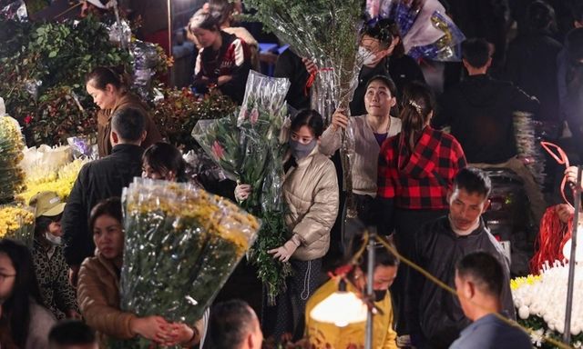 Chợ hoa lớn nhất Hà Nội tấp nập xuyên đêm, mua sắm rộn ràng dịp cận Tết, giá nhiều loại hoa tăng gấp đôi ngày thường