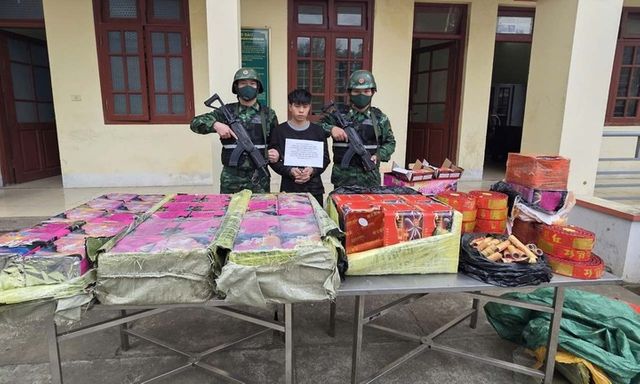 Bơi qua sông Hồng vượt biên sang Trung Quốc vác 5 bao pháo lậu về Việt Nam, thanh niên 20 tuổi bị bắt