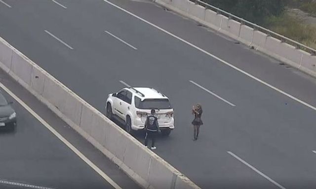 Mạo hiểm đỗ xe trên cao tốc để 