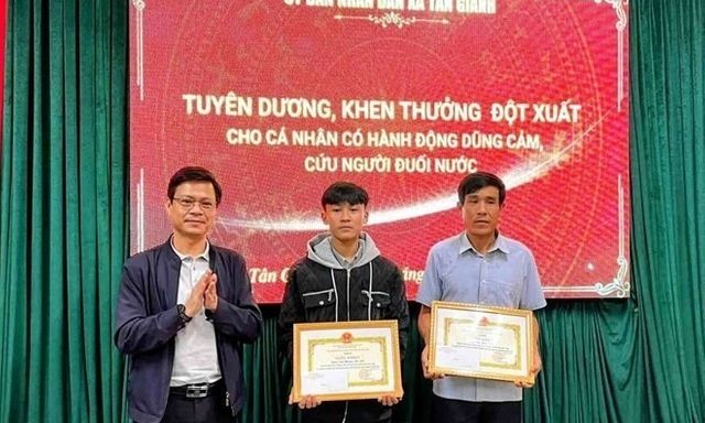 Tin tức thời sự 24h: Khen thưởng bố con cứu người vụ lật thuyền trên sông Gianh
