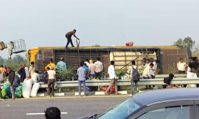 Xe buýt mất kiểm soát, lật nghiêng khi đang lưu thông ở Ấn Độ, 5 người thiệt mạng