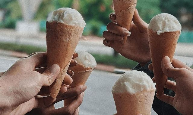 Trải nghiệm ăn kem hồ Tây ngày đông