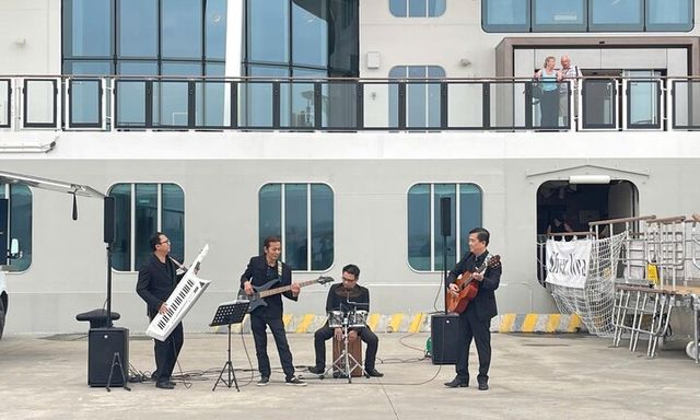 Du khách tàu biển đến vịnh Hạ Long được chào đón bằng âm nhạc