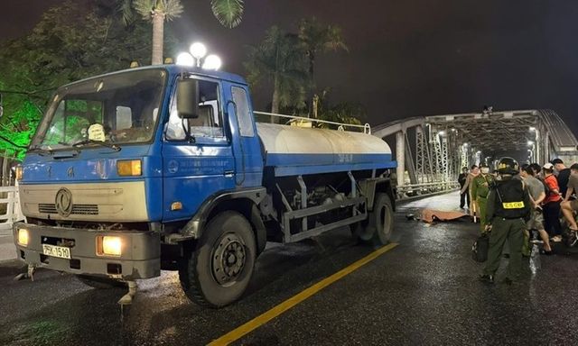 Tin tức tai nạn giao thông mới nhất ngày 26/2: Va chạm trên cao tốc, xe ô tô con chắn ngang đường