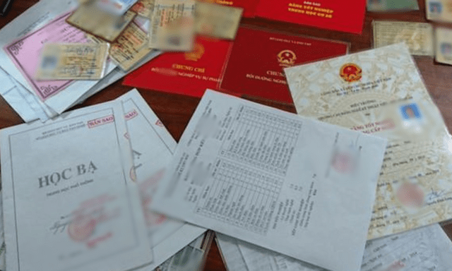 Triệt phá đường dây làm giả giấy tờ qua mạng, bắt giữ 