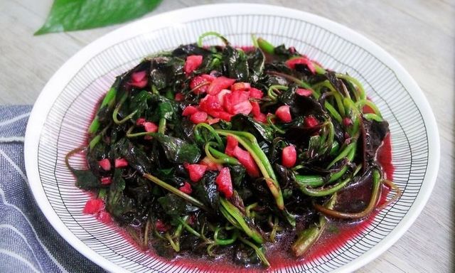 Loại rau “nhà nghèo” canxi gấp 9 lần nước hầm xương