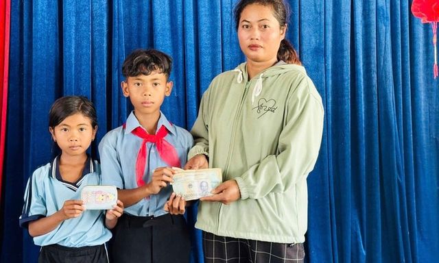 Nhặt được hơn 9 triệu đồng tại cổng trường, 2 học sinh ở Gia Lai trả lại cho người đánh rơi