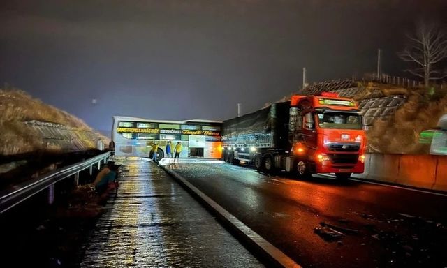 Tin tức tai nạn giao thông mới nhất ngày 27/2: Ôtô mất lái lao ra khỏi cao tốc, 2 người bị thương nặng