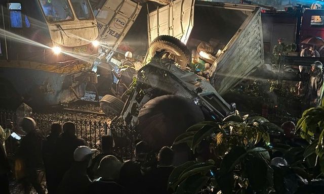 Video: Kinh hoàng tàu hỏa va chạm với ô tô tải ở Hà Nội, tài xế xe tải tử vong