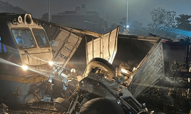 Vụ va chạm giữa tàu hỏa và xe tải ở Hà Nội: Danh tính nạn nhân tử vong