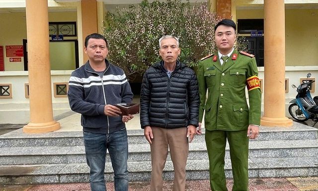 Tin tức thời sự 24h: Nhặt được hơn 12 triệu đồng trả lại người đánh rơi