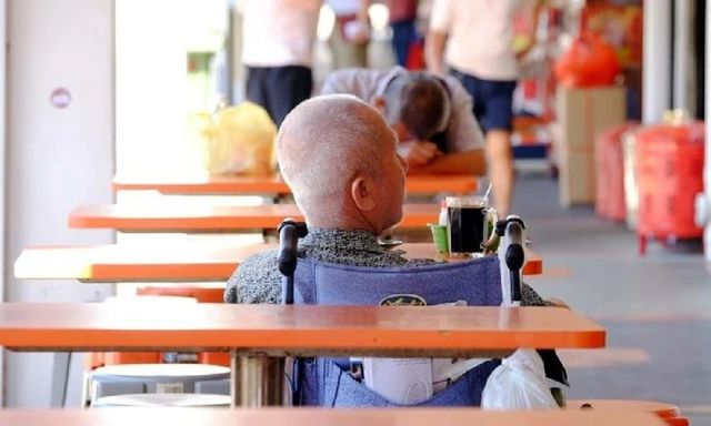 Chăm sóc hàng xóm 12 năm, người đàn ông bất ngờ được tặng 5 căn nhà