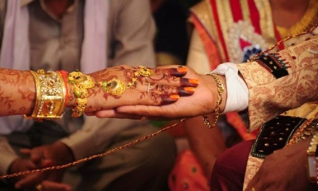 Sốc trước nhan sắc chú rể lớn tuổi, cô dâu 20 tuổi ngất xỉu ngay tại hôn lễ