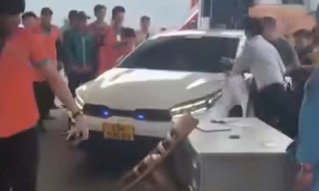 Clip: Camera ghi lại toàn cảnh vụ đối tượng lao xe ôtô vào đám đông sau mâu thuẫn tại Đà Lạt
