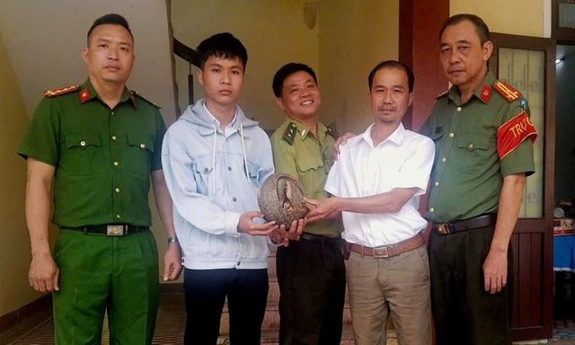 Thấy con vật quý bò lổm ngổm trong vườn, nam thanh niên liền bắt mang đến công an giao nộp