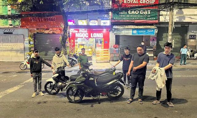 Bắt nhóm đối tượng giả danh công an, chặn xe người đi đường để “xử phạt”