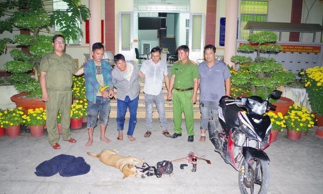 Tạm giữ hai đối tượng nghi trộm chó, dùng súng xung điện chống trả công an ở Tây Ninh