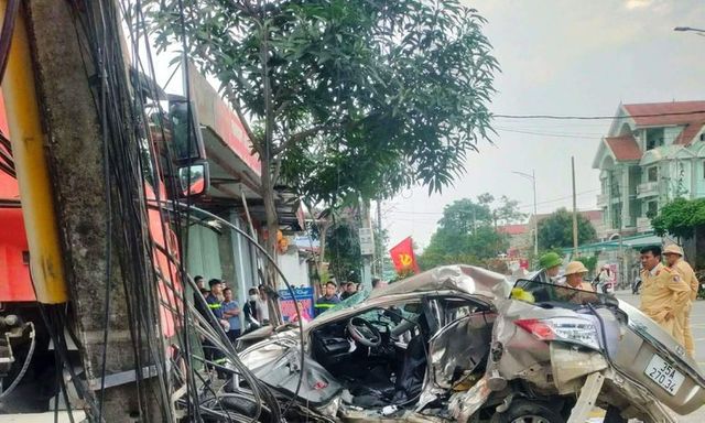 Tin tức tai nạn giao thông mới nhất ngày 1/3: Xe bồn húc nát ô tô con, người ngồi bên đường tử vong