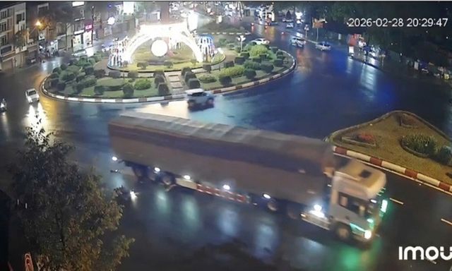 Clip xe container va chạm xe máy ở Đắk Lắk, 2 người phụ nữ thương vong