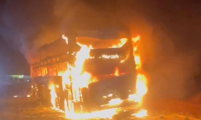 Clip: Ô tô khách bốc cháy ngùn ngụt, 44 hành khách hoảng loạn chạy thoát thân