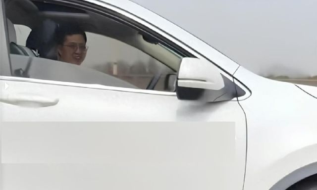 Gặp lại tình cũ sau 10 năm trên cao tốc, hành động của người phụ nữ gây xôn xao