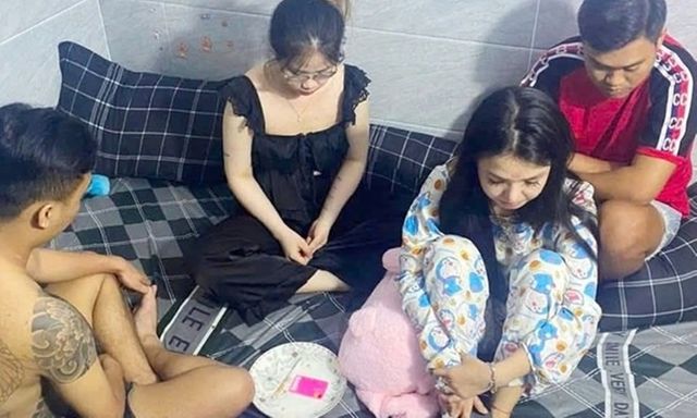 Bắt quả tang 4 đối tượng 