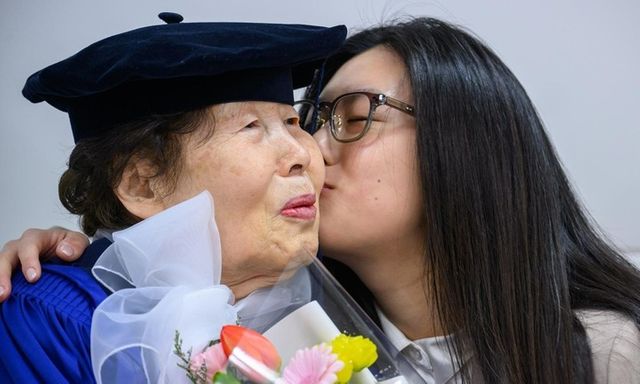 Tân cử nhân 85 tuổi và bí mật đằng sau tấm bằng tốt nghiệp ở tuổi xế chiều