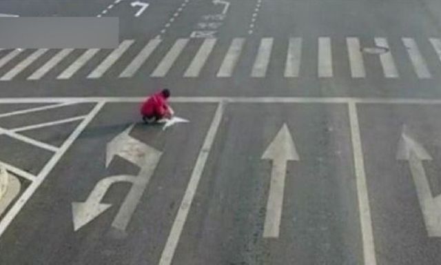 Tự ý vẽ lại vạch kẻ đường để tránh tắc xe, nam thanh niên bị xử phạt hơn 3,8 triệu đồng