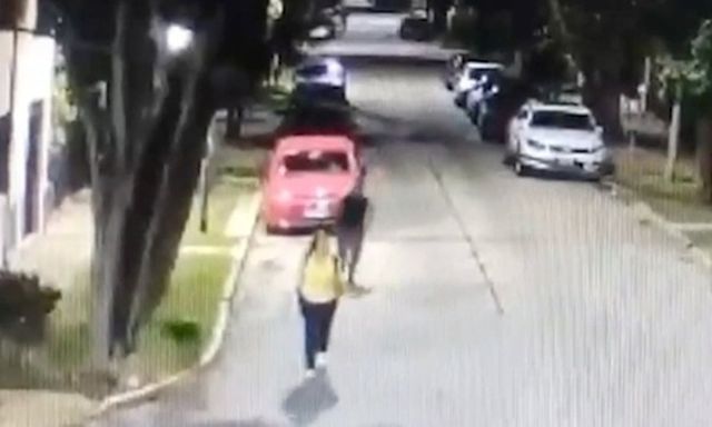 Camera ghi lại khoảnh khắc gã đàn ông hung hãn đá bay người phụ nữ trên phố