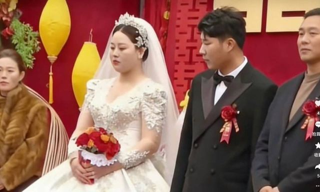 Ngỡ ngàng đám cưới “người một nhà” ở Trung Quốc, con riêng của chồng kết hôn cùng con riêng của vợ