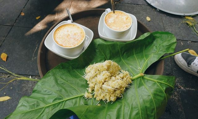 Thưởng thức gói xôi cốm Hà Nội