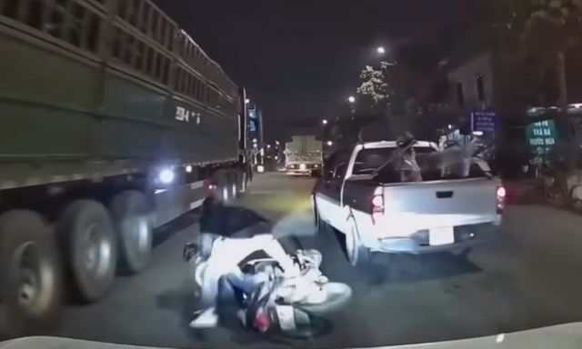 Vụ bán tải tạt đầu xe máy khiến 3 người suýt lao vào ô tô tải ở Hà Nội: Góc nhìn từ chuyên gia pháp lý