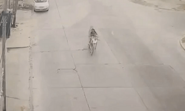 Clip: Vướng vào dây điện giăng giữa đường, người đàn ông đi xe máy ngã xuống đất, tử vong