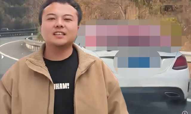 Chàng trai thoát tắc đường nhờ dán dòng chữ 