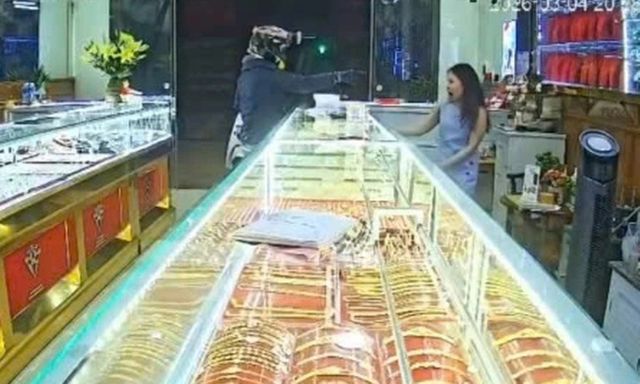 Clip: Hoảng hồn cảnh người đàn ông bịt kín mặt có hành động lạ tại tiệm vàng