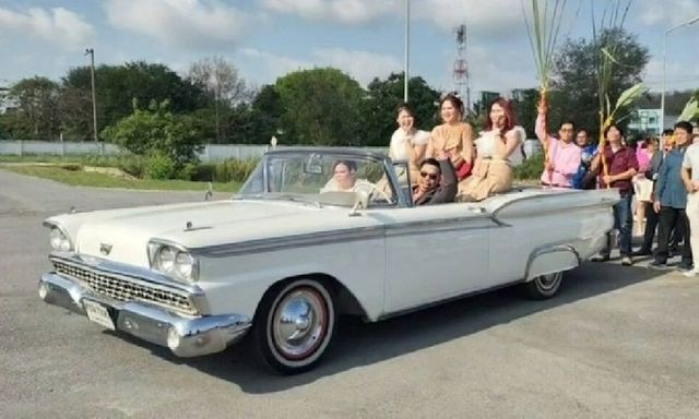 Cô dâu Thái Lan gây sốt khi tự lái xe mui trần, mang sính lễ đến hỏi cưới chú rể