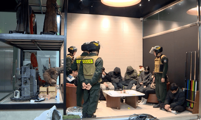 Clip: Cận cảnh cảnh sát đột kích “đại bản doanh” Xôi Lạc TV