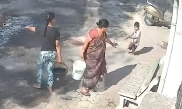 Clip: Bé trai 4 tuổi bỏng nặng 45% do hành động tàn nhẫn của bà nội