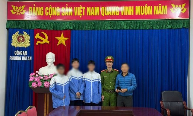 Nhặt được ví tiền, 3 học sinh lớp 11 tìm người đánh rơi để trả lại