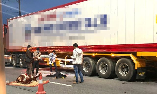 Tin tức tai nạn giao thông mới nhất ngày 7/3: Xe máy va chạm xe đầu kéo, một người tử vong