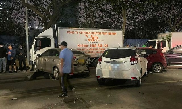 Vụ ô tô tông liên hoàn 8 phương tiện ở Nguyễn Chánh, Hà Nội: Danh tính tài xế, kết quả kiểm tra nồng độ cồn