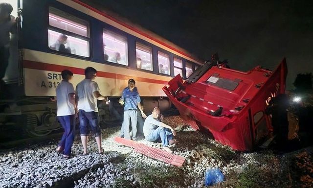 Hiện trường vụ tàu SE8 tông 