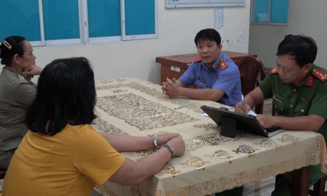 Công an khống chế người phụ nữ cầm dao tới tiệm vàng la hé, đập phá