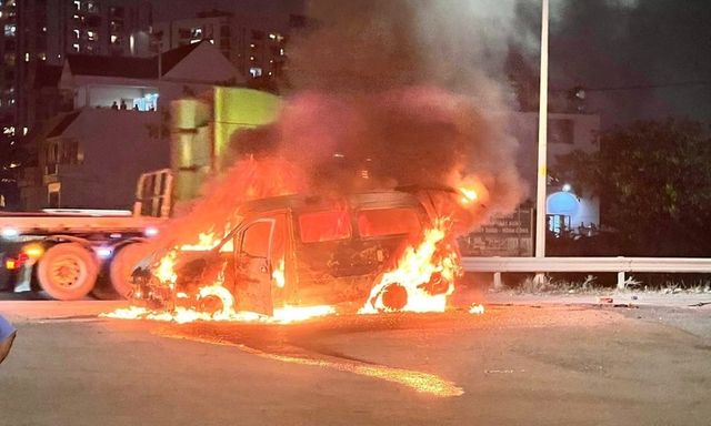 Clip: Hiện trường vụ ô tô bốc cháy trên xe cứu hộ ở TP.HCM