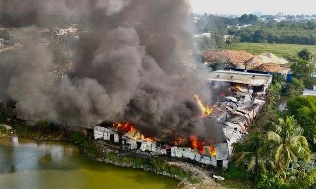 Clip: Kinh hoàng hiện trường vụ cháy kho hàng sát khu dân cư ở Đồng Nai