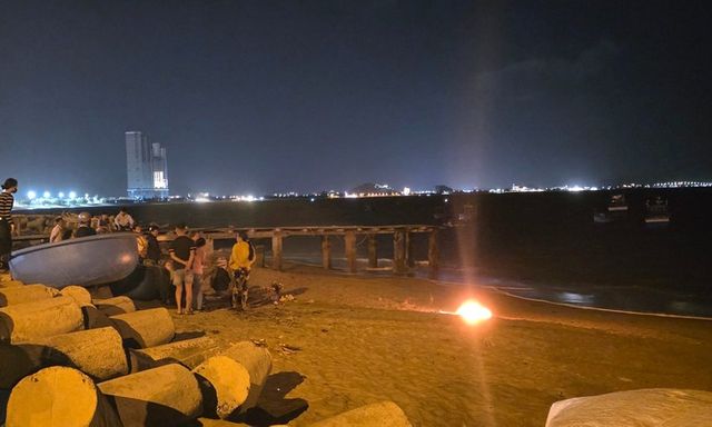 Cùng bạn ra bãi rạn tại bờ kè tắm biển, bé trai 9 tuổi bị sóng cuốn mất tích