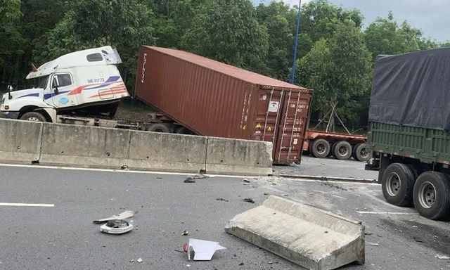 Tin tức tai nạn giao thông mới nhất ngày 10/3: Xe tải vỡ nát sau va chạm trên cao tốc, một người tử vong