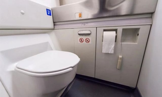 Điều tiếp viên hàng không khuyên hành khách nên làm khi dùng toilet