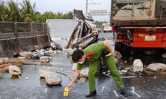 Hiện trường vụ tai nạn trên tuyến cao tốc Trung Lương - Mỹ Thuận, phụ xế tử vong trong cabin