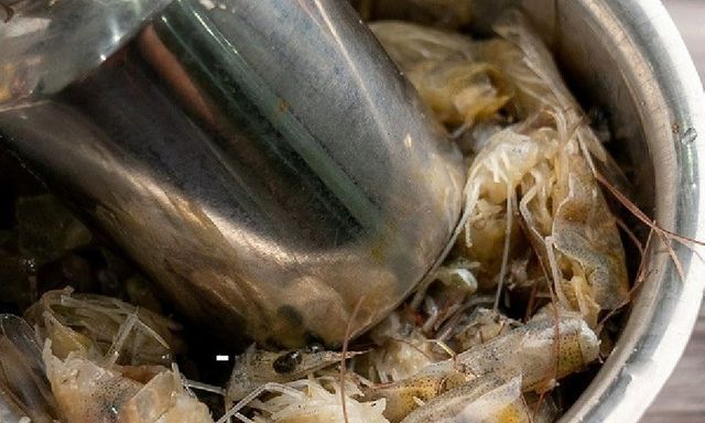 Lý do không nên xay đầu tôm nấu canh